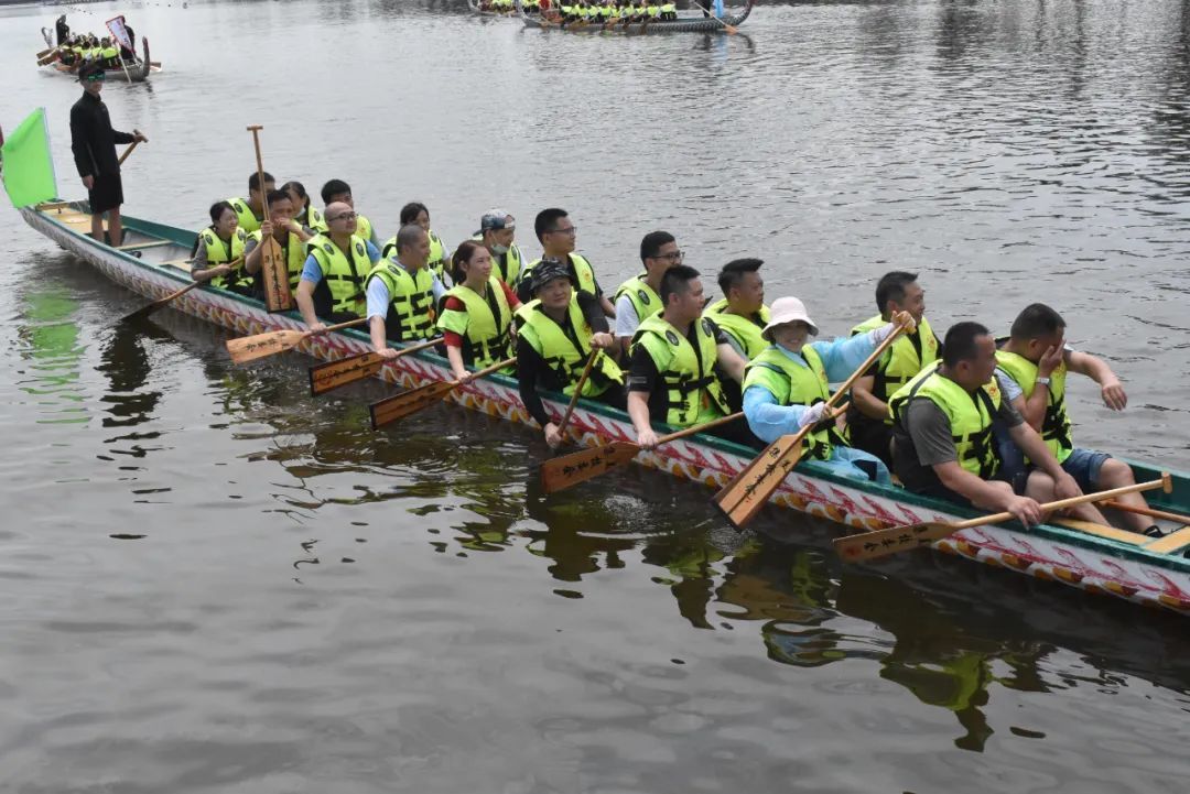 Os barcos competem uns com os outros, e as garças douradas competem pelos alcances superiores - o primeiro evento de corrida de barcos dragões do ramo de operação em 2022